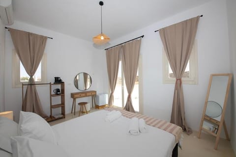 Bright interior with natural light – features a comfortable double bed and access to the outdoor area