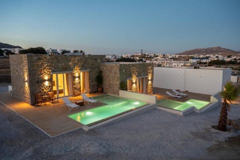 Evening by the Private Pool – The villa glows beautifully under the Cretan night sky, perfect for quiet evenings outdoors.