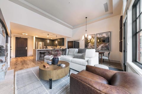 8001 Northstar Dr Unit 101-print-014-023-Interior-3363x2240-300dpi