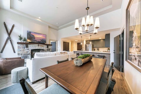 8001 Northstar Dr Unit 101-print-012-005-Interior-3288x2196-300dpi