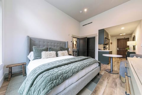 8001 Northstar Dr Unit 101-print-023-009-Interior-3287x2192-300dpi