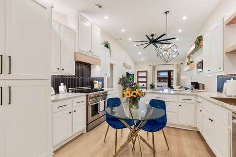 Chef’s kitchen fully equipped with quality tools and modern appliances.







