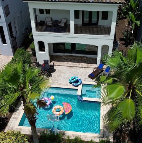 Overlooking Golf Course Private Pool/Hot Tub with Grill, Sun Lounge, Table for four