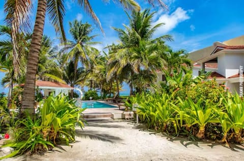 A few steps to the pool.