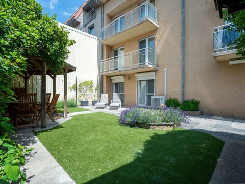 Shrub, Garden, Yard, Shade, Landscaping, Courtyard, Condominium, Balcony, Backyard, Houseplant