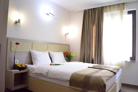 Unit with 1 Double or 2 Twin beds. Exact unit will be assigned upon arrival. Views, colors, and decor may vary.