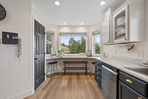 Contemporary kitchen layout w/ streamlined cabinets & prep space