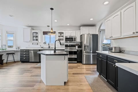 Sleek kitchen w/ modern finishes and clean, uncluttered counters