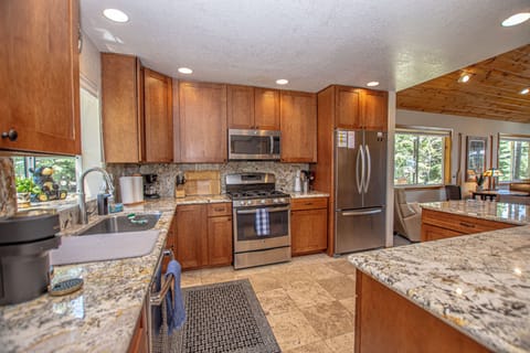 Eagle Pines - Kitchen Stove