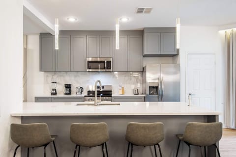 Quick breakfasts or snack breaks at the bar