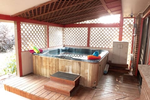 Indoor spa tub