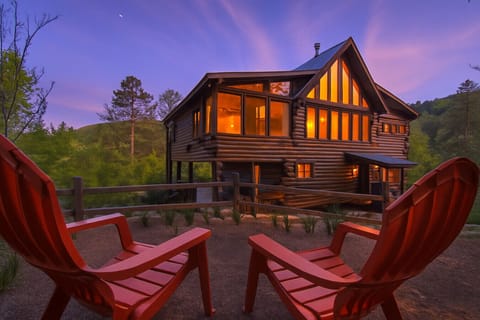 This Laidback lodge wraps you in rustic charm and ‘I-ain’t-moving-from-this-chair’ energy
