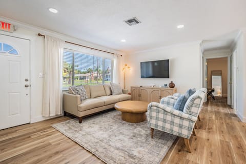Comfortable living room with plenty of room for the family! 