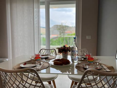 Enjoy your meals with a beautiful view to the hills. The tableware is provided.