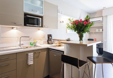 Kitchenette & counter
