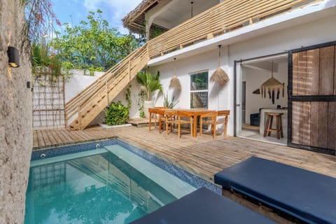 Private plunge pool courtyard with tropical style and open-air dining