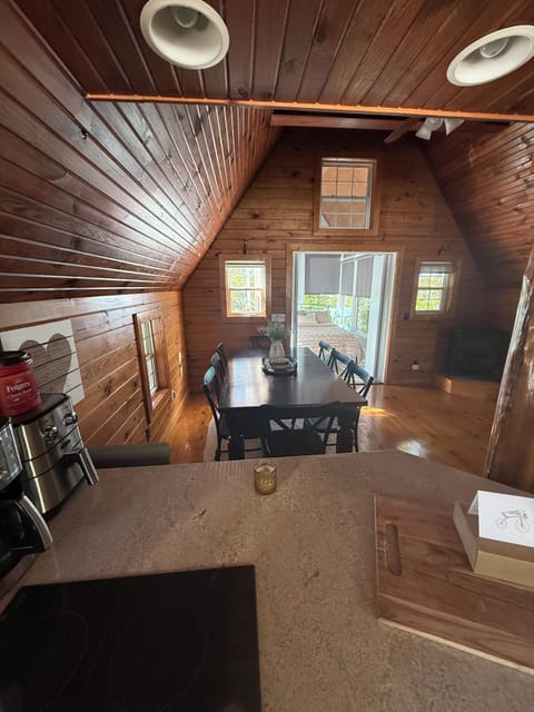 Dining area off kitchenette