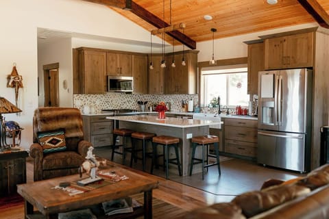 Open floor plan: Dining, kitchen, Livingroom