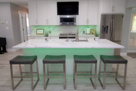 Pots & Pans, Coffee Maker & Filters, Kettle, Toaster, Slow Cooker, Air Fryer