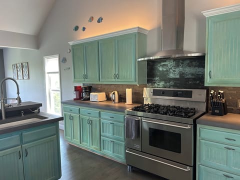 Prepare a feast on the 5 burner gas oven