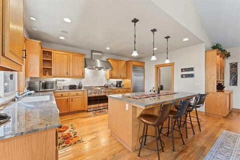 Kitchen: Main floor, drip coffee maker, Keurig, toaster, food processor, cooking utensils