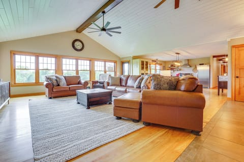 Living Room | Queen Sleeper Sofa | Smart TV | Desk w/ Monitor | Free WiFi