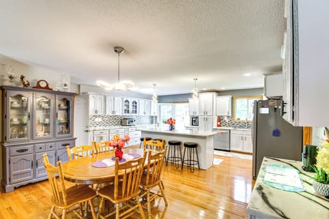 Dining Area | Dishware/Flatware Provided | Main Floor