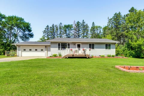 New York Mills Vacation Rental | 3BR | 2BA | 3,200 Sq Ft | Stairs to Enter