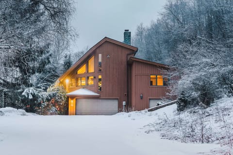 Arrive to a warm glow in the heart of the forest—Cosmic Ridge Retreat welcomes you home after a day of exploring Pennsylvania’s Dark Skies.
