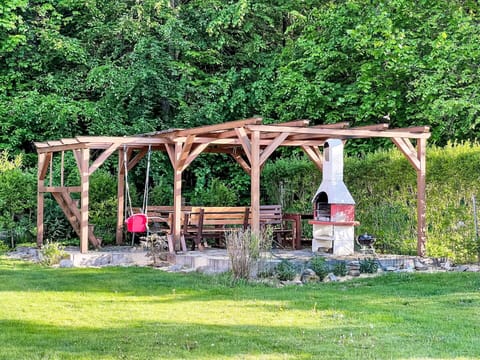 Garden, Shrub, Brick, Groundcover, Outdoor Furniture, Lawn, Backyard, Landscaping, Flagstone