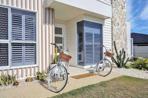 20 Fraser, welcoming entrance with bicycles