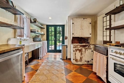 Fully Equipped Kitchen w Access to Garden / Pool Area