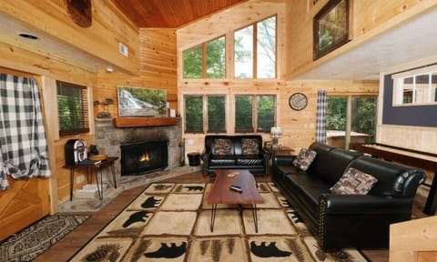 gatlinburg-cabin-black-bear-getaway-living-2