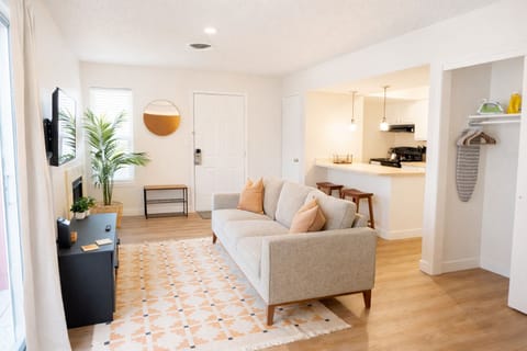 Stylish studio apartment in an unbeatable city location, perfect for work or play.