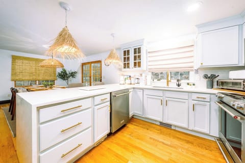 Modern, Full Stocked Kitchen