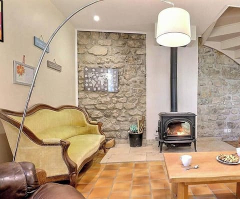 Notre salon est une invitation à la détente ! Ses grands canapés et son poêle à bois créent une ambiance cosy, parfaite pour se retrouver. Idéal pour des discussions animées ou douces soirées au coin du feu.