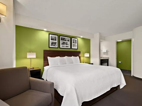 Bedroom with 1 King bed