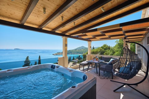 Balcony wih a hot tub