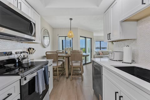 Kitchen & Dining Area