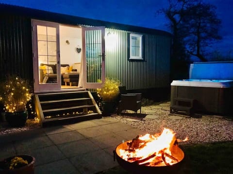 Cosy Shepherds hut with private hot tub