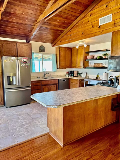 Large Kitchen- Fully Stocked 