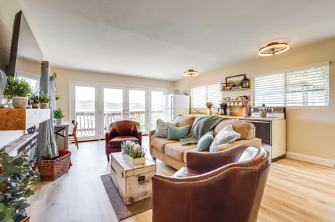 Living Room | Sleeper Sofa | Main Level | Smart TV | Desk