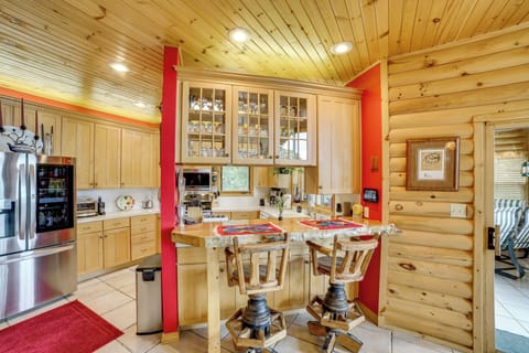 Breakfast Bar | Main Floor