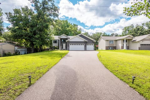 Long and comfortable driveway that can accommodate up to 5 cars!