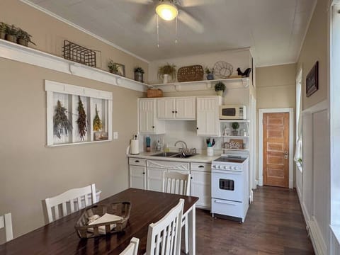 Compact kitchen with everything you need for light meals (1)