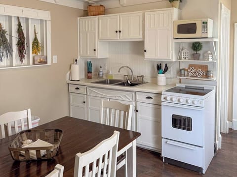 Compact kitchen with everything you need for light meals (2)