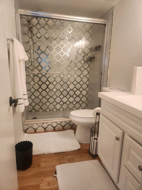 Primary bedroom en-suite