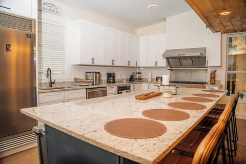 6d5ae136-12dd-48a0-8fad-b0e05bfc9c18