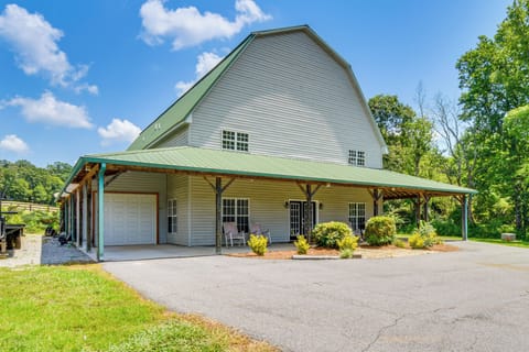 Gainesville Vacation Rental | 3BR | 3BA | 1 Step to Enter | 2,200 Sq Ft