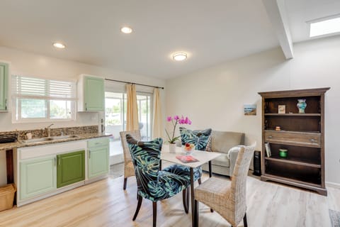 Dining Table | Dishware/Flatware